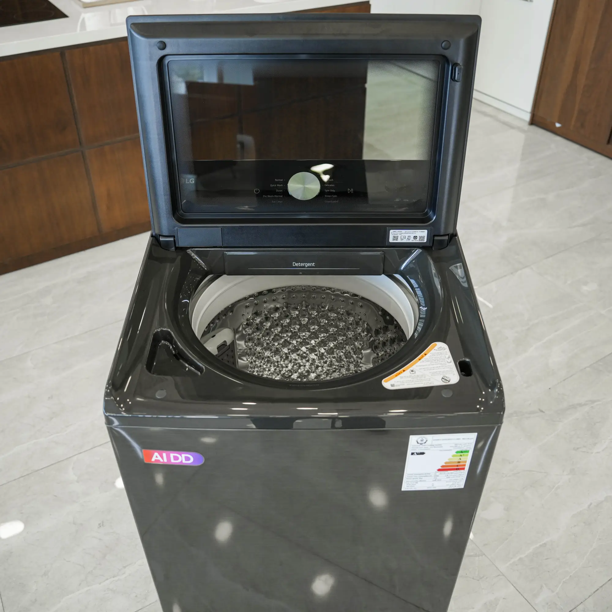 Photo of غسالة ملابس إل جي فتحة علوية، سعة 19 كجم مع تقنيات AI DD و TurboWash  والتشخيص الذكي - لون أسود معدني.