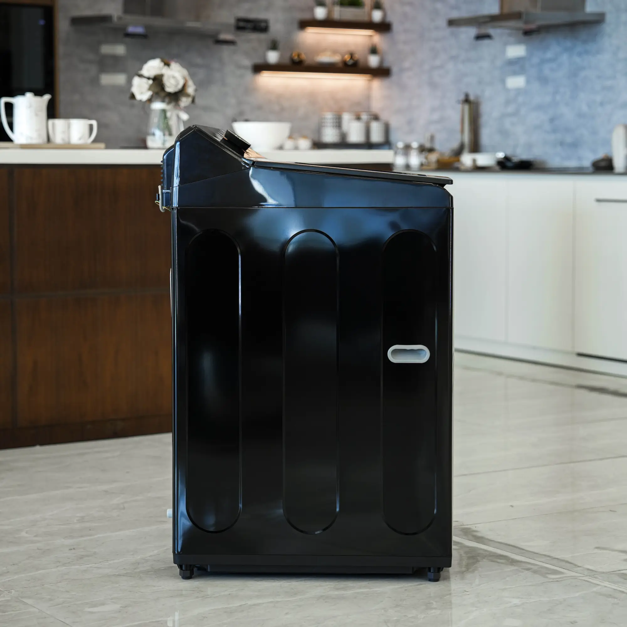 Photo of غسالة ملابس إل جي فتحة علوية، سعة 17 كجم مع تقنيات AI DD و TurboWash  والتشخيص الذكي - لون أسود فاحم لامع.