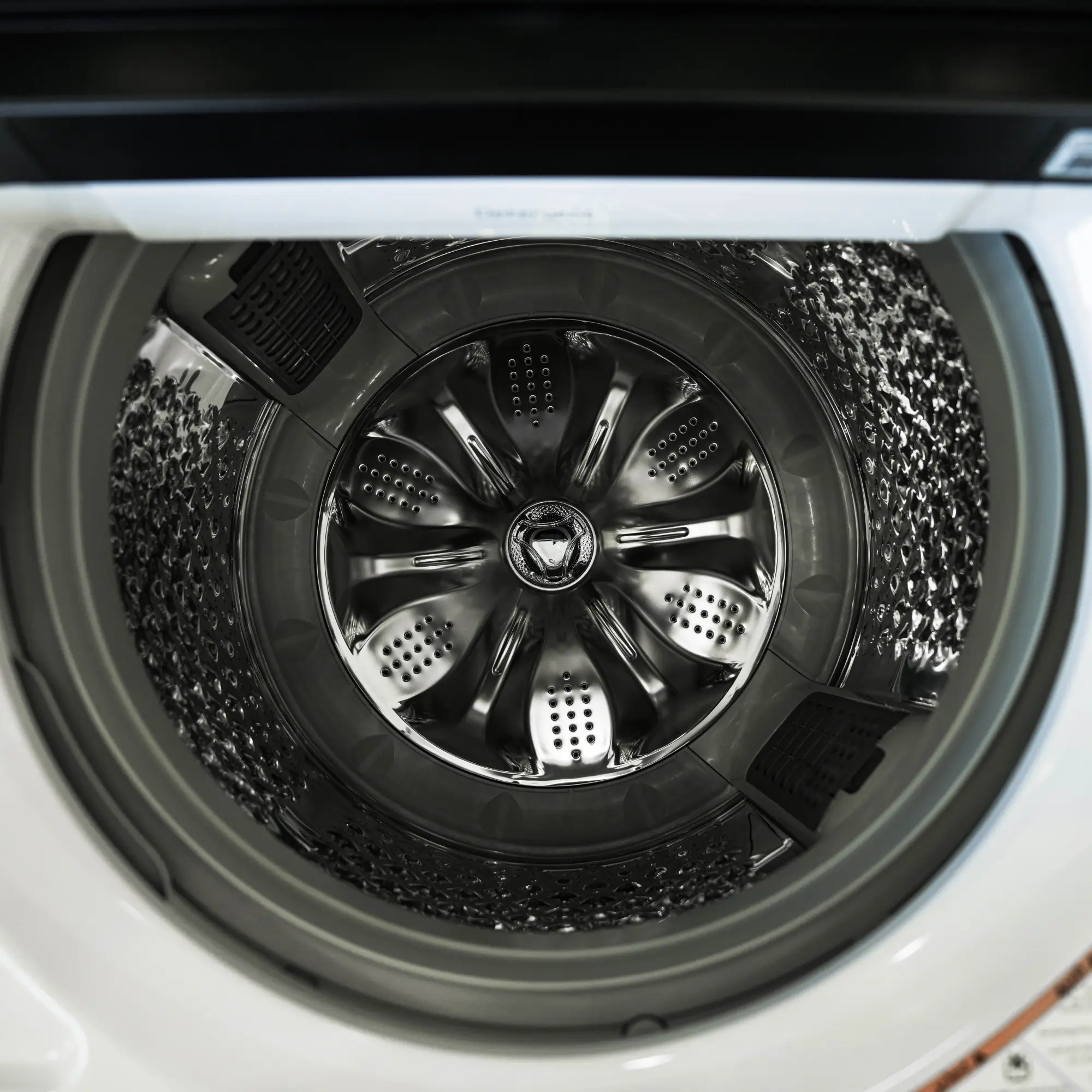 Photo of غسالة ملابس إل جي فتحة علوية، سعة 19 كجم مع تقنيات AI DD و TurboWash  والتشخيص الذكي - لون ابیض.