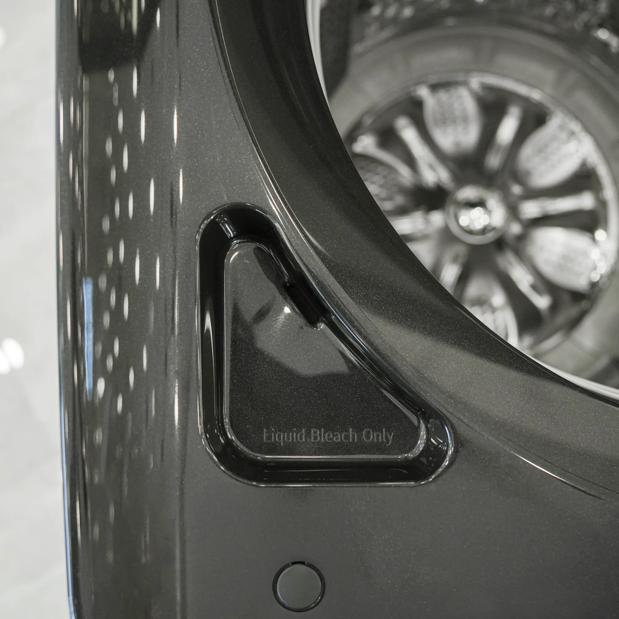 Photo of غسالة ملابس إل جي فتحة علوية، سعة 19 كجم مع تقنيات AI DD و TurboWash  والتشخيص الذكي - لون أسود معدني.