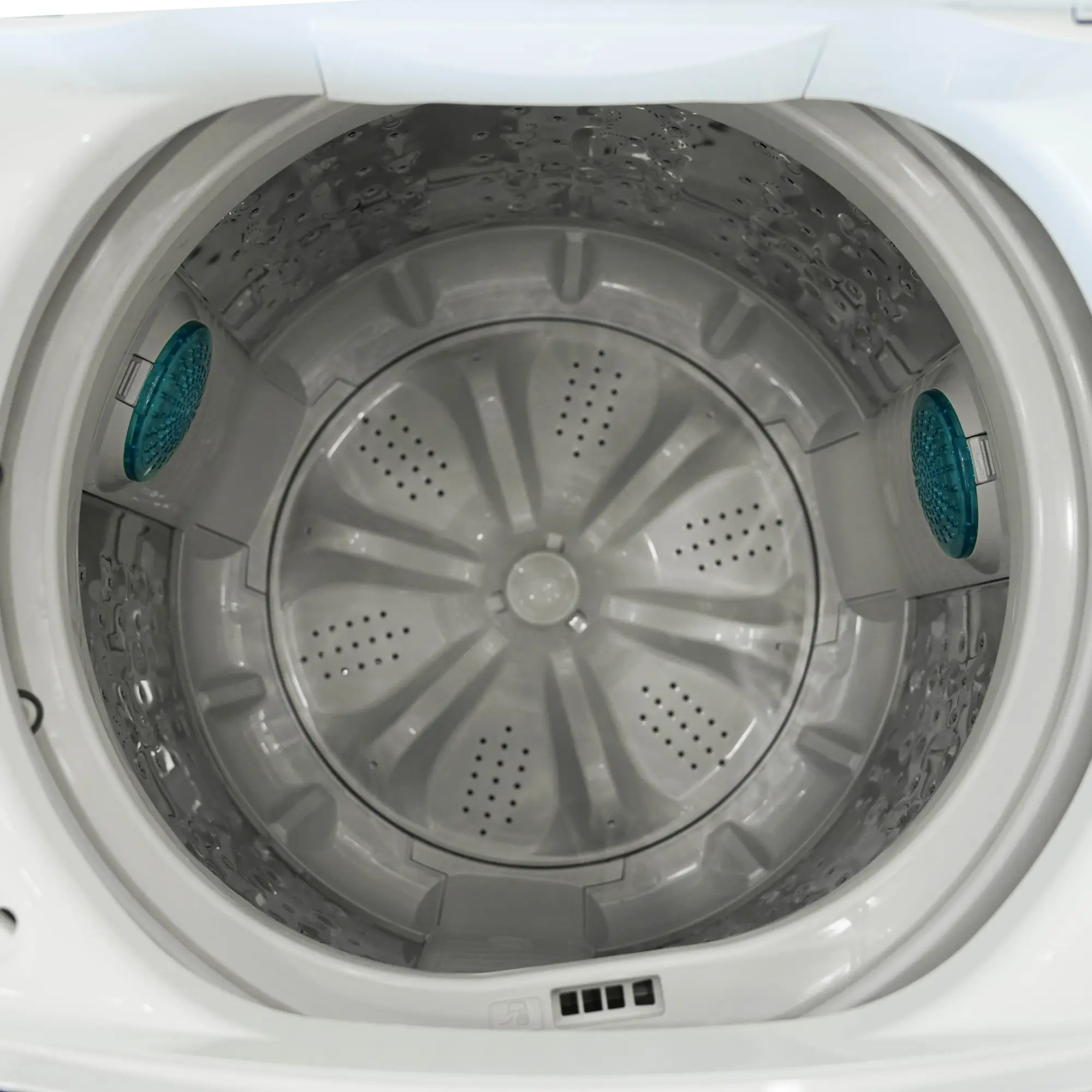 Photo of غسالة إل جي فتحة علوية، سعة 13kg، مزودة بتقنية Smart Inverter وTurboDrum™ - باللون الأبيض