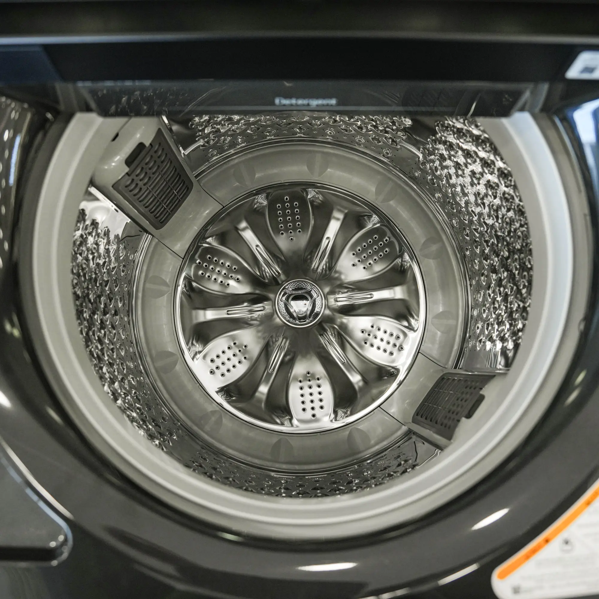 Photo of غسالة ملابس إل جي فتحة علوية، سعة 19 كجم مع تقنيات AI DD و TurboWash  والتشخيص الذكي - لون أسود معدني.