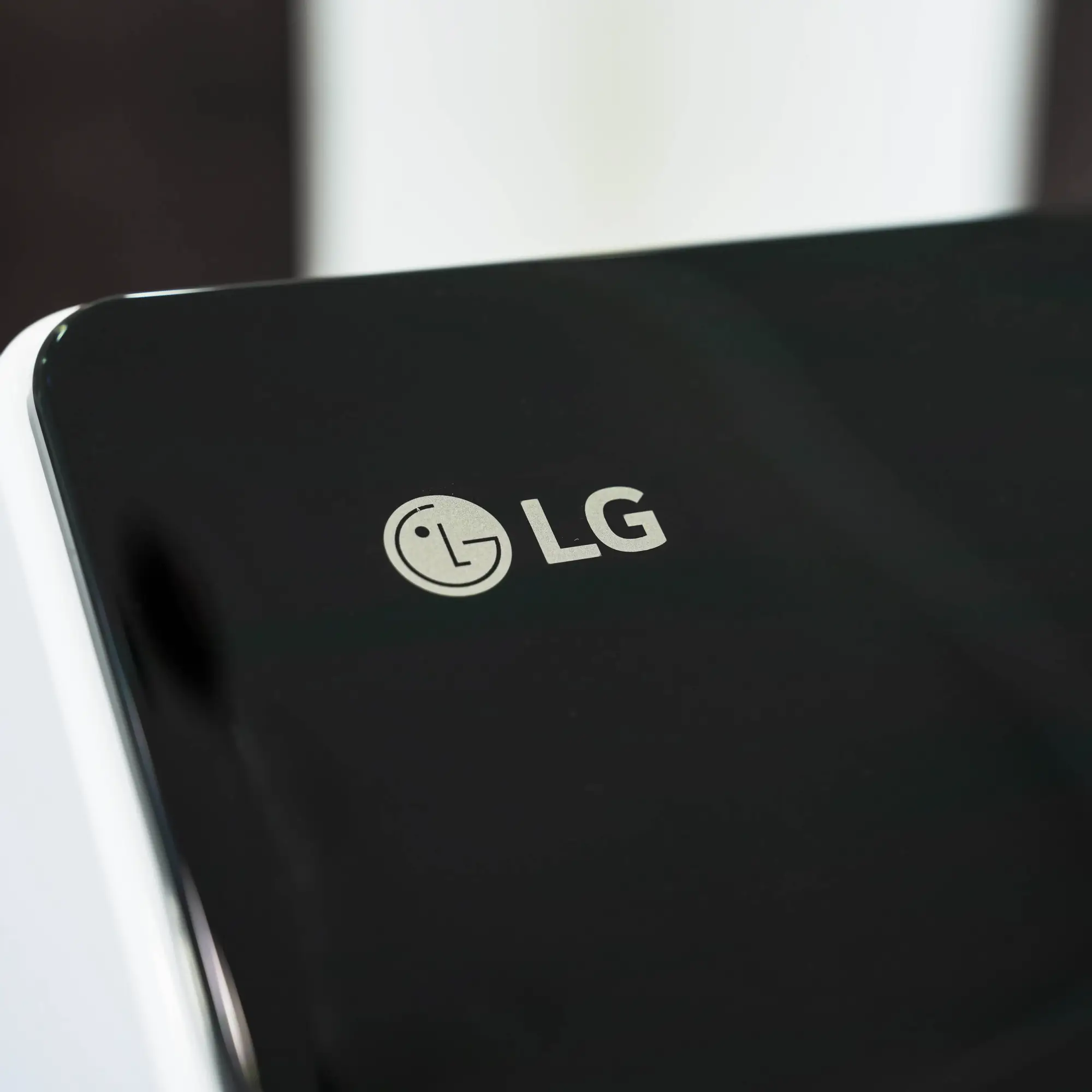 Photo of غسالة ملابس إل جي فتحة علوية، سعة 19 كجم مع تقنيات AI DD و TurboWash  والتشخيص الذكي - لون ابیض.