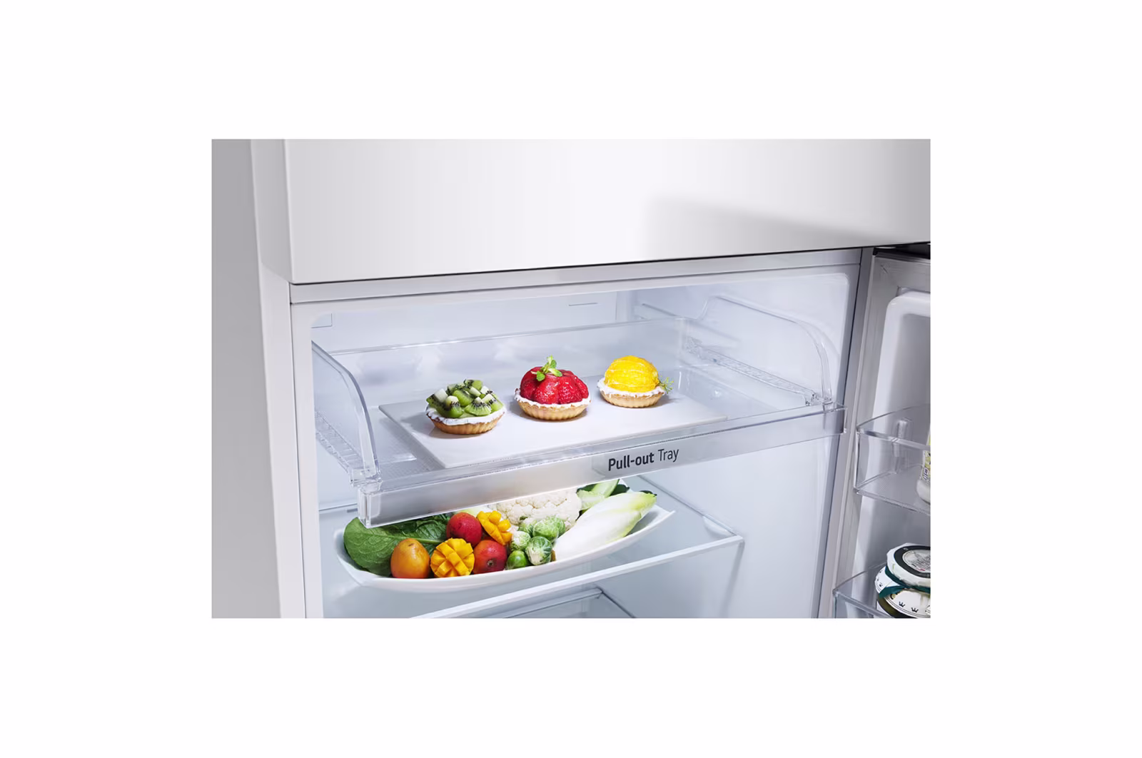 Photo of ساردکەرەوەی بەشی سەرەوەی بەستەر (Top freezer)، بە قەبارەی گشتی 423 لیتر، مەکینەی ئینڤێرتەری زیرەک (Smart Inverter™)، ڕەنگی سپی.