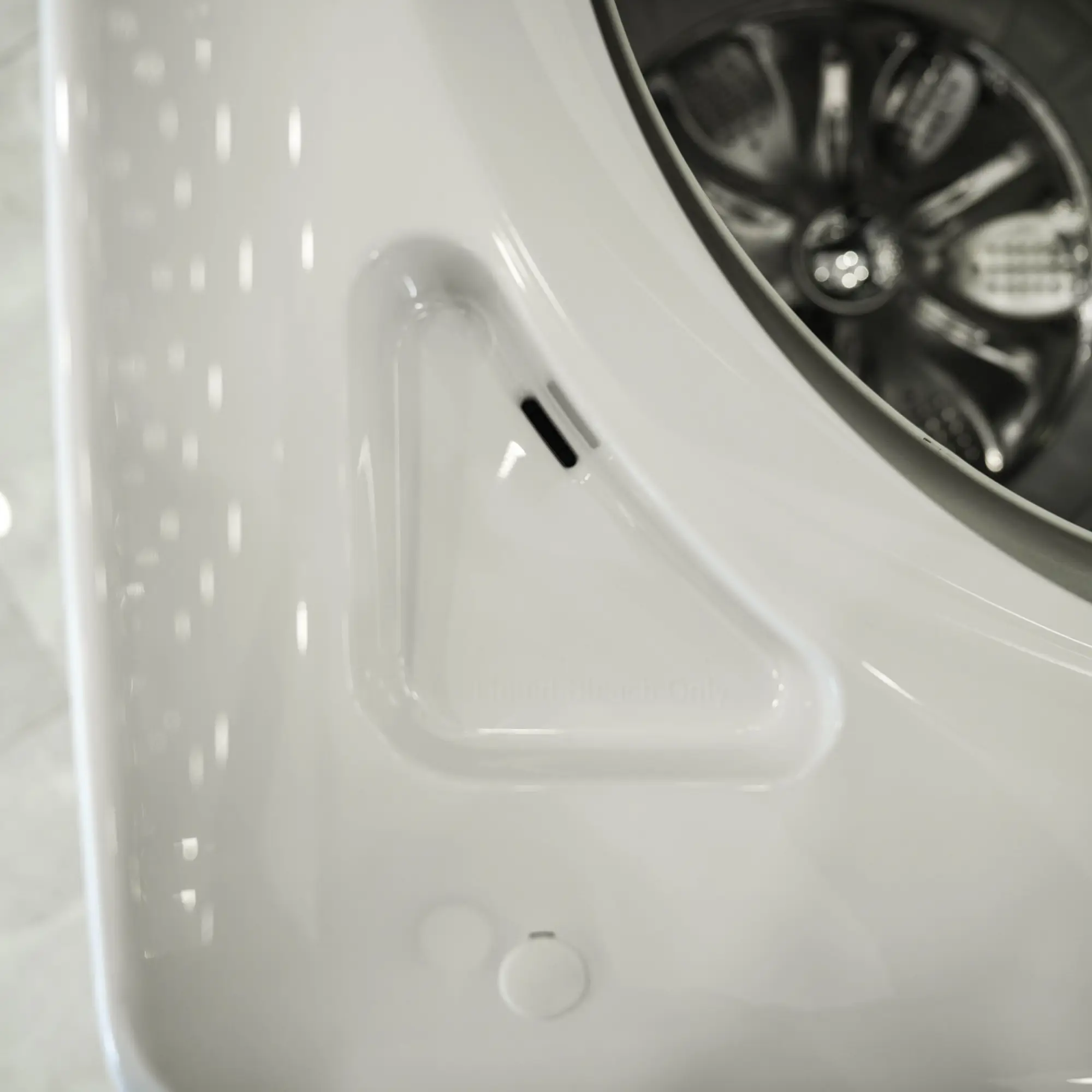 Photo of غسالة ملابس إل جي فتحة علوية، سعة 21 كجم مع تقنيات AI DD و TurboWash  والتشخيص الذكي - لون ابیض.