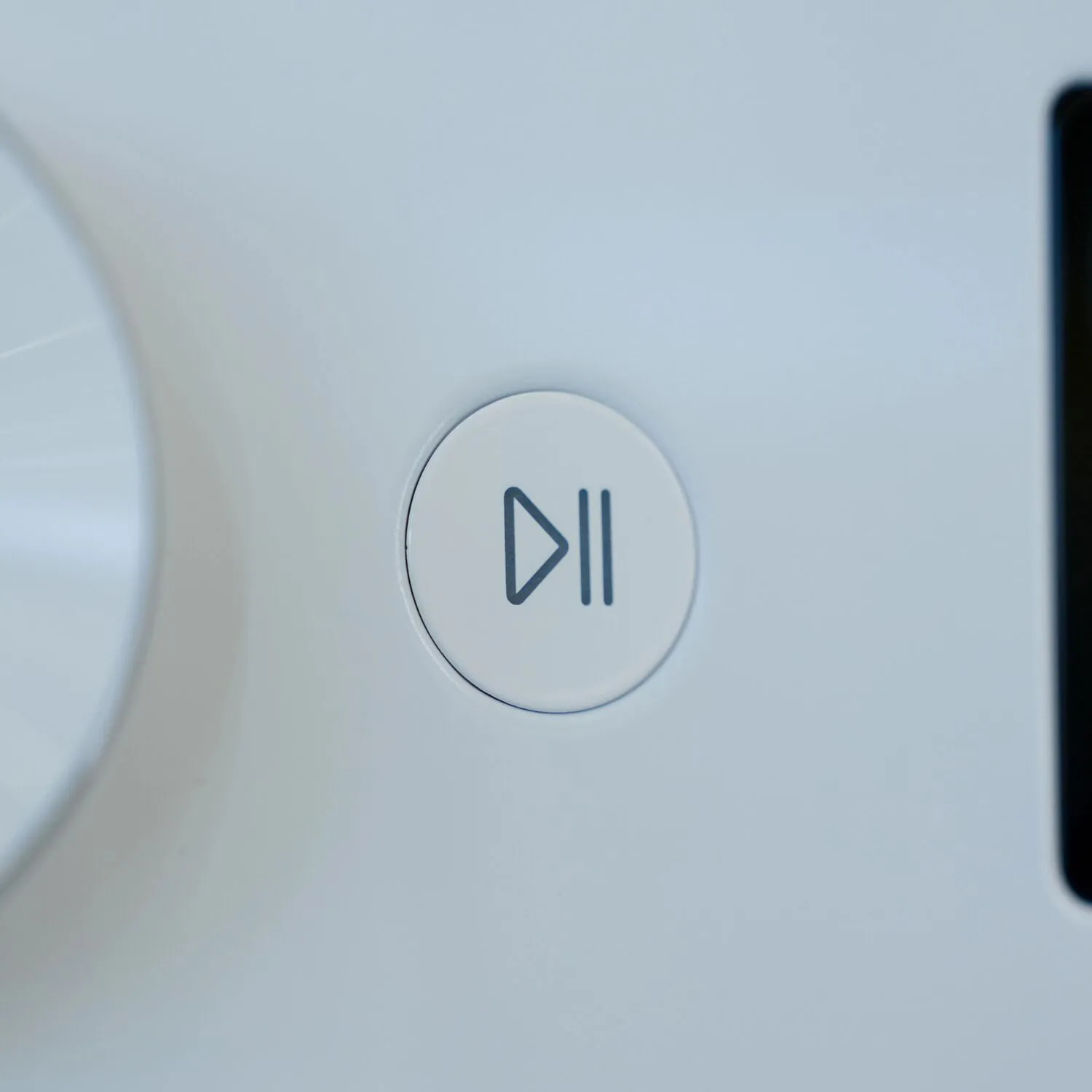 Photo of غسالة إل جي بسعة 20/10 كيلو، بتقنية AI DD™، البخار (Steam™)، و TurboWash™ 360، باللون الأبيض المميز