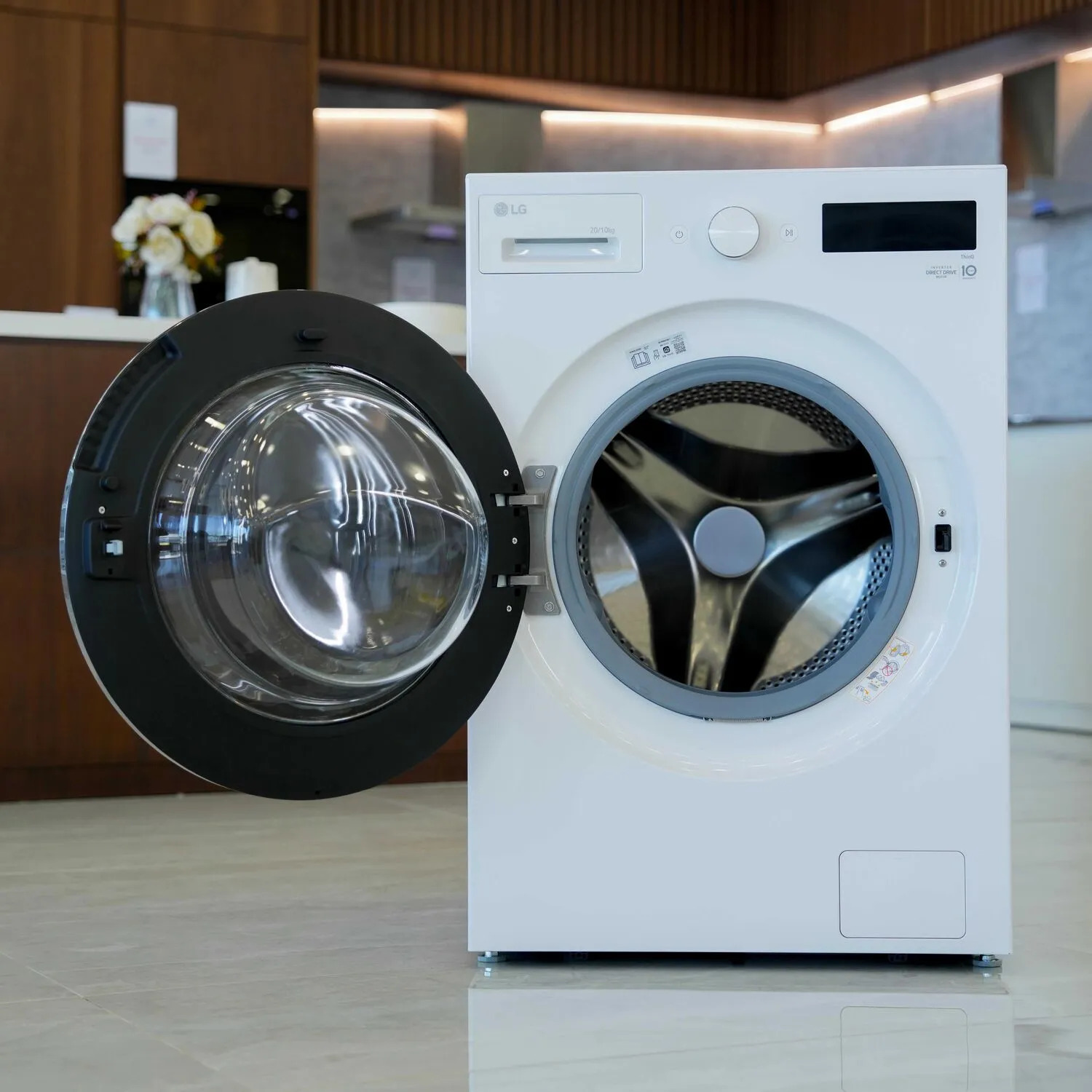 Photo of غسالة إل جي بسعة 20/10 كيلو، بتقنية AI DD™، البخار (Steam™)، و TurboWash™ 360، باللون الأبيض المميز