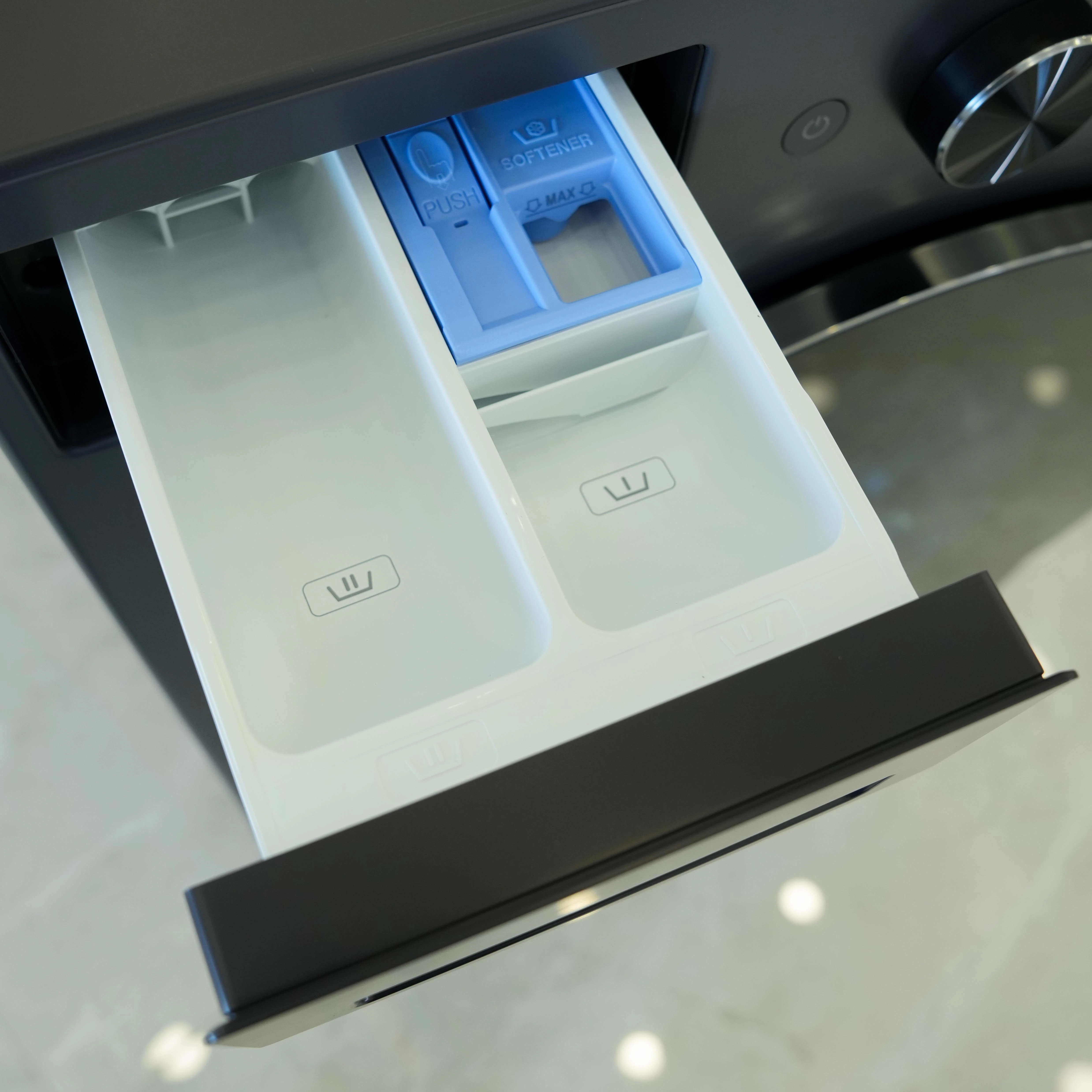 Photo of غسالة LG، سعة 18/10 كیلو، مع تقنية AI DD™، البخار (Steam™)، و TurboWash™ 360، لون رمادي جرافيتي