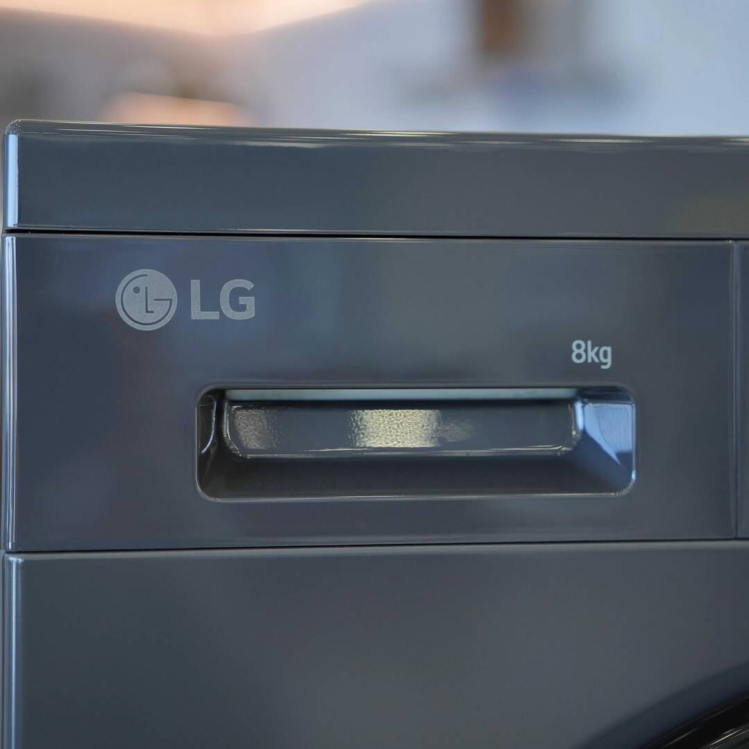 Photo of غسالة إل جي ذات التحميل الأمامي بسعة 8 كیلو، بتقنيات Direct Drive، والبخار، والتشخيص الذكي - باللون اسود متوسط.