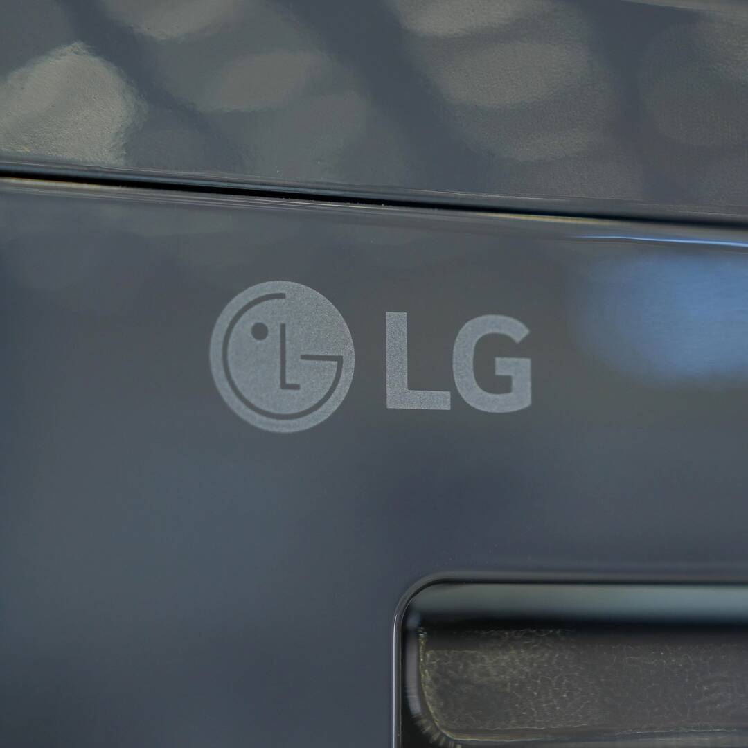 Photo of غسالة إل جي ذات التحميل الأمامي بسعة 8 كیلو، بتقنيات Direct Drive، والبخار، والتشخيص الذكي - باللون اسود متوسط.