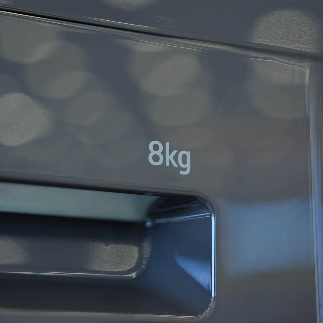 Photo of غسالة إل جي ذات التحميل الأمامي بسعة 8 كیلو، بتقنيات Direct Drive، والبخار، والتشخيص الذكي - باللون اسود متوسط.