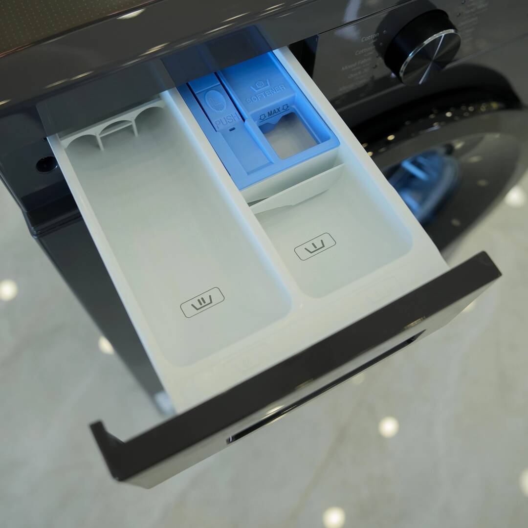 Photo of غسالة إل جي ذات التحميل الأمامي بسعة 8 كیلو، بتقنيات Direct Drive، والبخار، والتشخيص الذكي - باللون اسود متوسط.