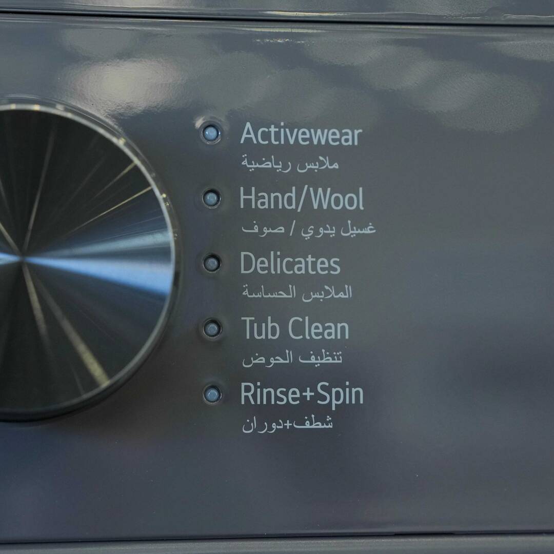 Photo of غسالة إل جي ذات التحميل الأمامي بسعة 8 كیلو، بتقنيات Direct Drive، والبخار، والتشخيص الذكي - باللون اسود متوسط.