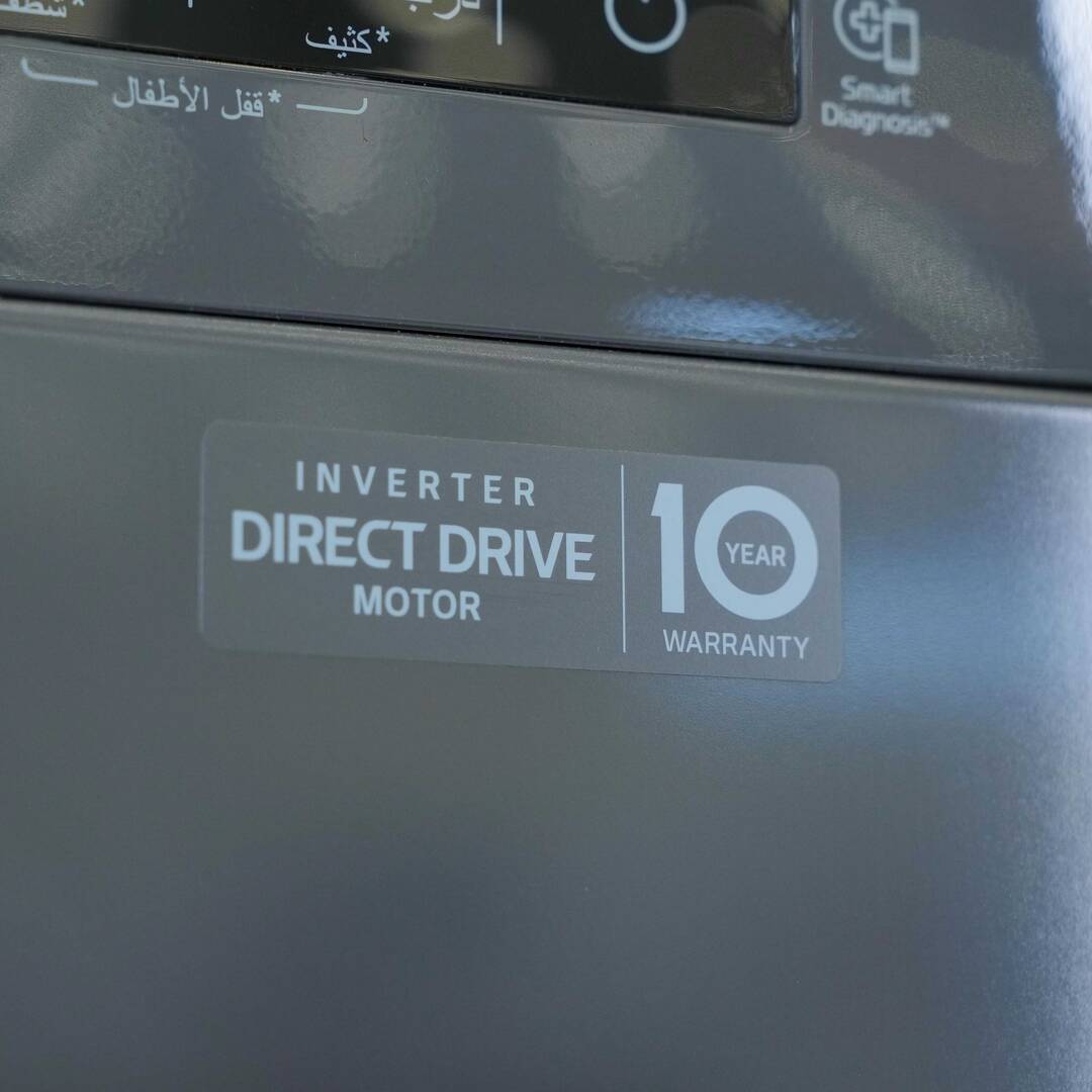 Photo of غسالة إل جي ذات التحميل الأمامي بسعة 8 كیلو، بتقنيات Direct Drive، والبخار، والتشخيص الذكي - باللون اسود متوسط.