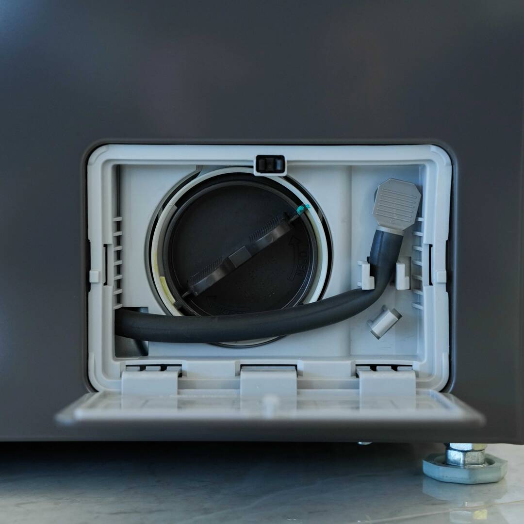 Photo of غسالة إل جي ذات التحميل الأمامي بسعة 8 كیلو، بتقنيات Direct Drive، والبخار، والتشخيص الذكي - باللون اسود متوسط.