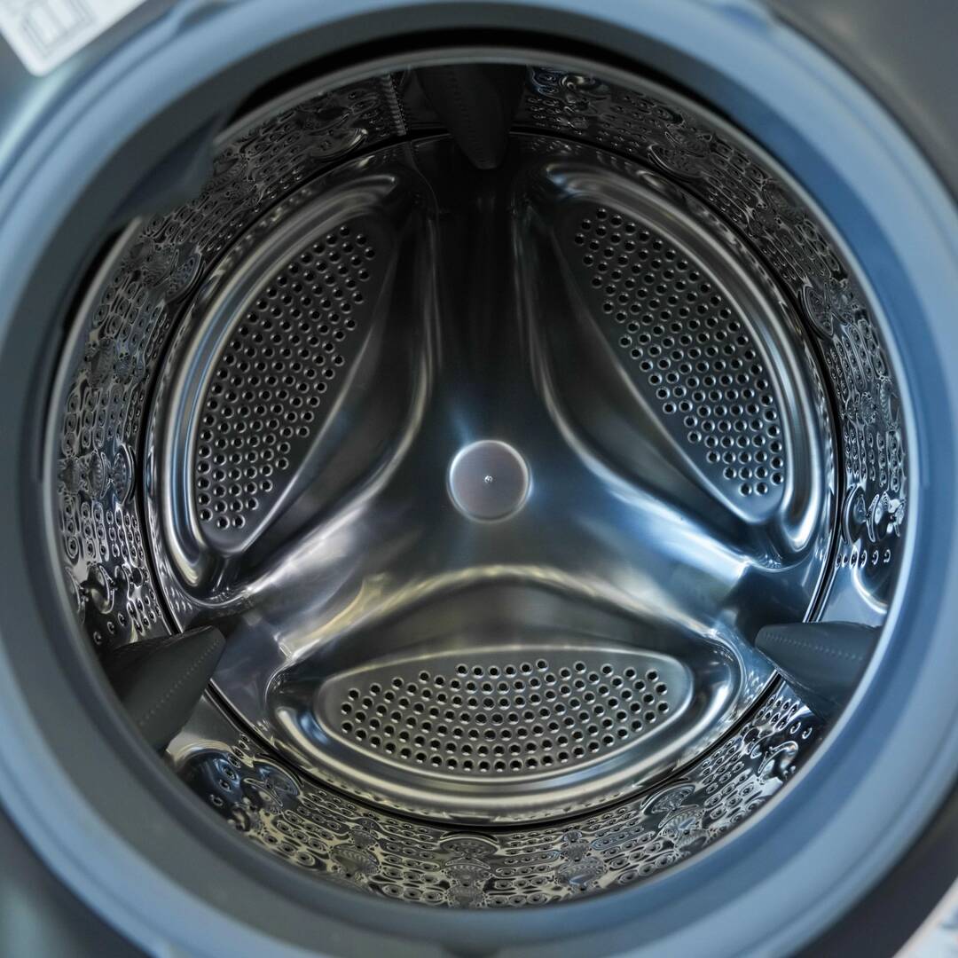 Photo of غسالة إل جي ذات التحميل الأمامي بسعة 8 كیلو، بتقنيات Direct Drive، والبخار، والتشخيص الذكي - باللون اسود متوسط.