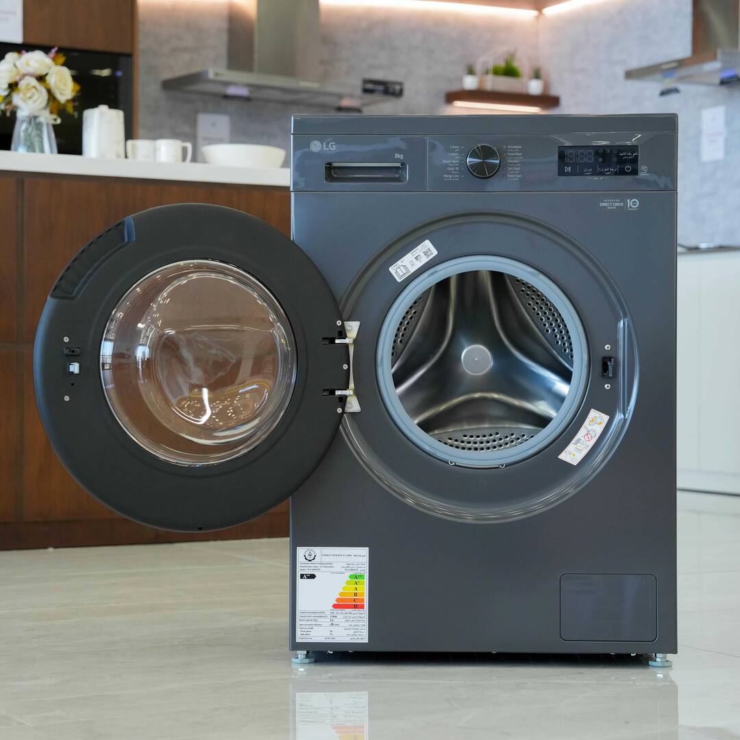 Photo of غسالة إل جي ذات التحميل الأمامي بسعة 8 كیلو، بتقنيات Direct Drive، والبخار، والتشخيص الذكي - باللون اسود متوسط.