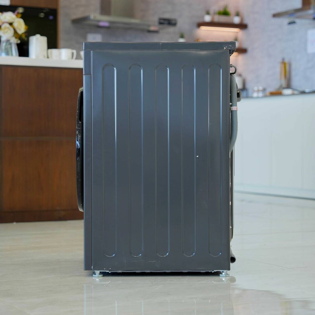 Photo of غسالة إل جي ذات التحميل الأمامي بسعة 8 كیلو، بتقنيات Direct Drive، والبخار، والتشخيص الذكي - باللون اسود متوسط.