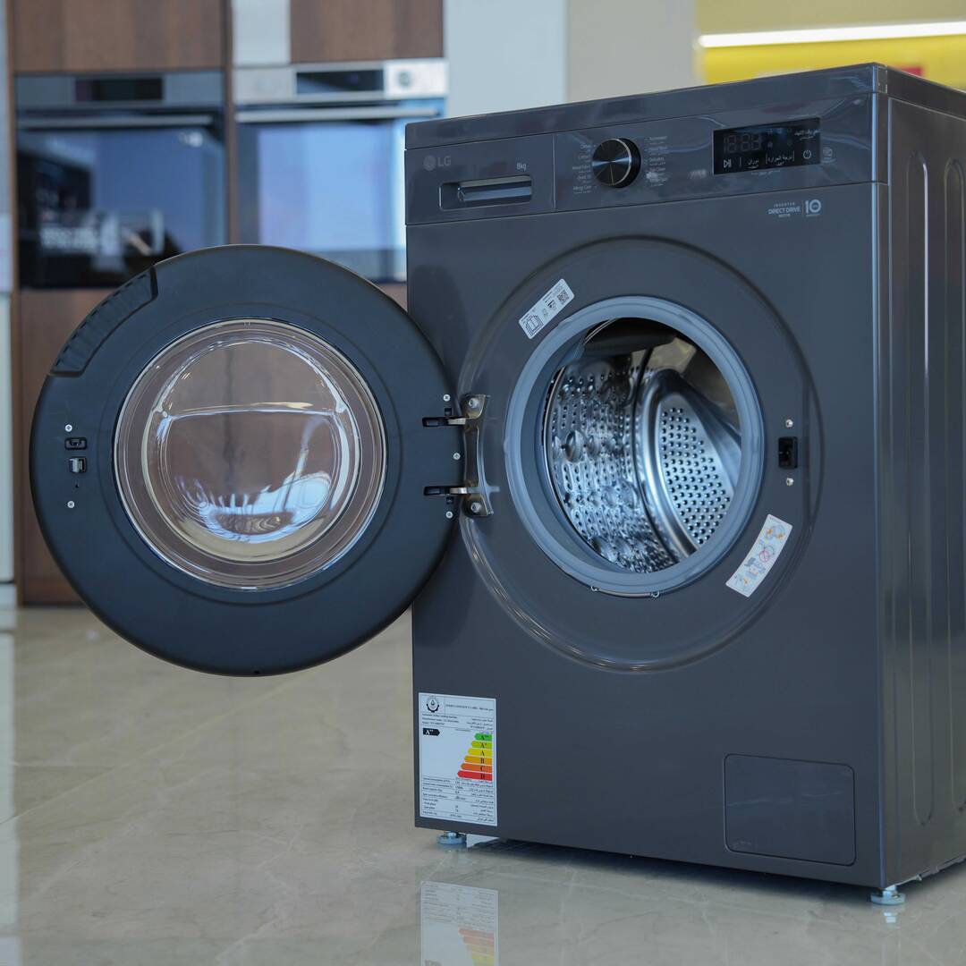 Photo of غسالة إل جي ذات التحميل الأمامي بسعة 8 كیلو، بتقنيات Direct Drive، والبخار، والتشخيص الذكي - باللون اسود متوسط.