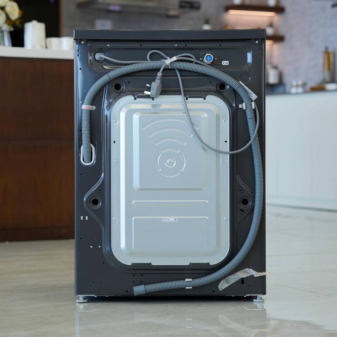 Photo of غسالة إل جي ذات التحميل الأمامي بسعة 8 كیلو، بتقنيات Direct Drive، والبخار، والتشخيص الذكي - باللون اسود متوسط.