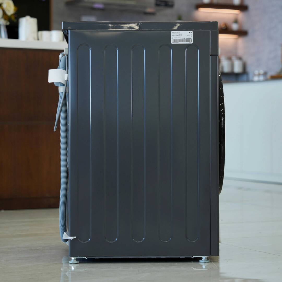 Photo of غسالة إل جي ذات التحميل الأمامي بسعة 8 كیلو، بتقنيات Direct Drive، والبخار، والتشخيص الذكي - باللون اسود متوسط.