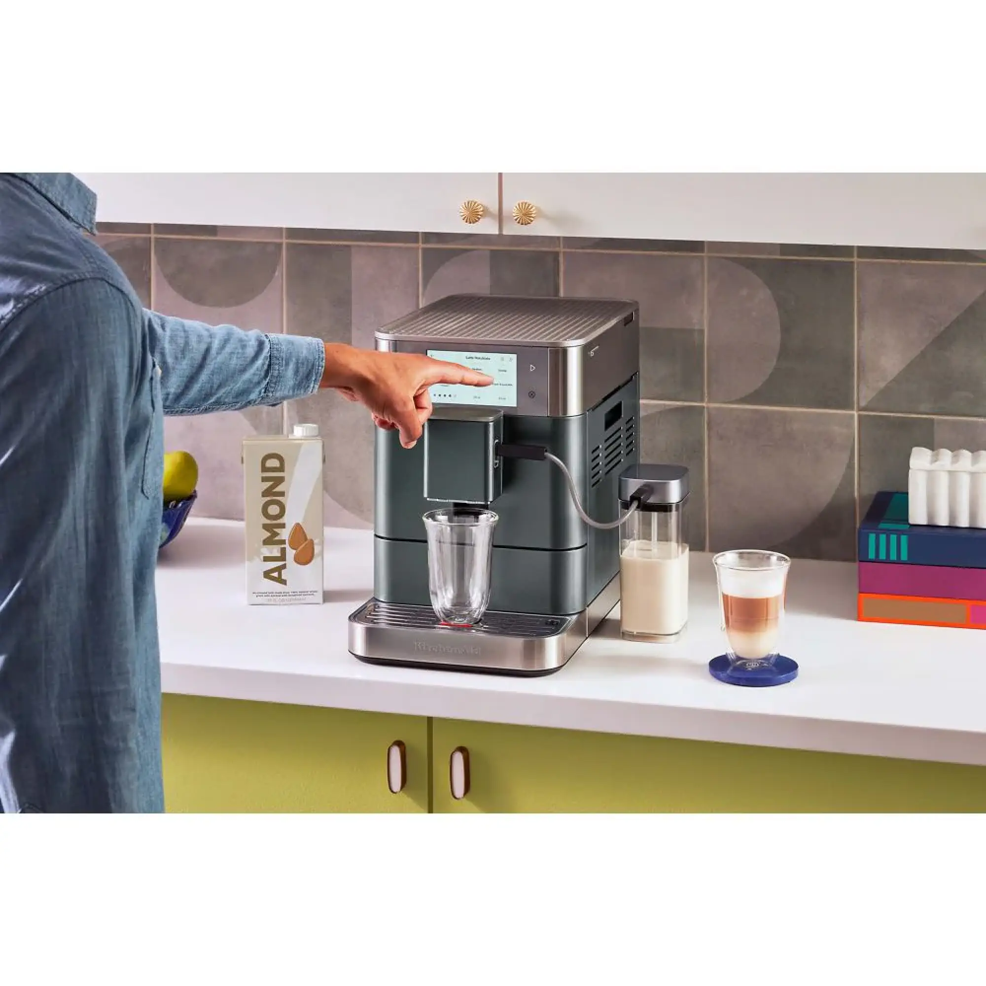 Photo of ماكينة صنع القهوة أوتوماتيكية بالكامل كيتشن أيد موديل KF8 - لون جونيبر (أخضر داكن) | 5KES8558BJP