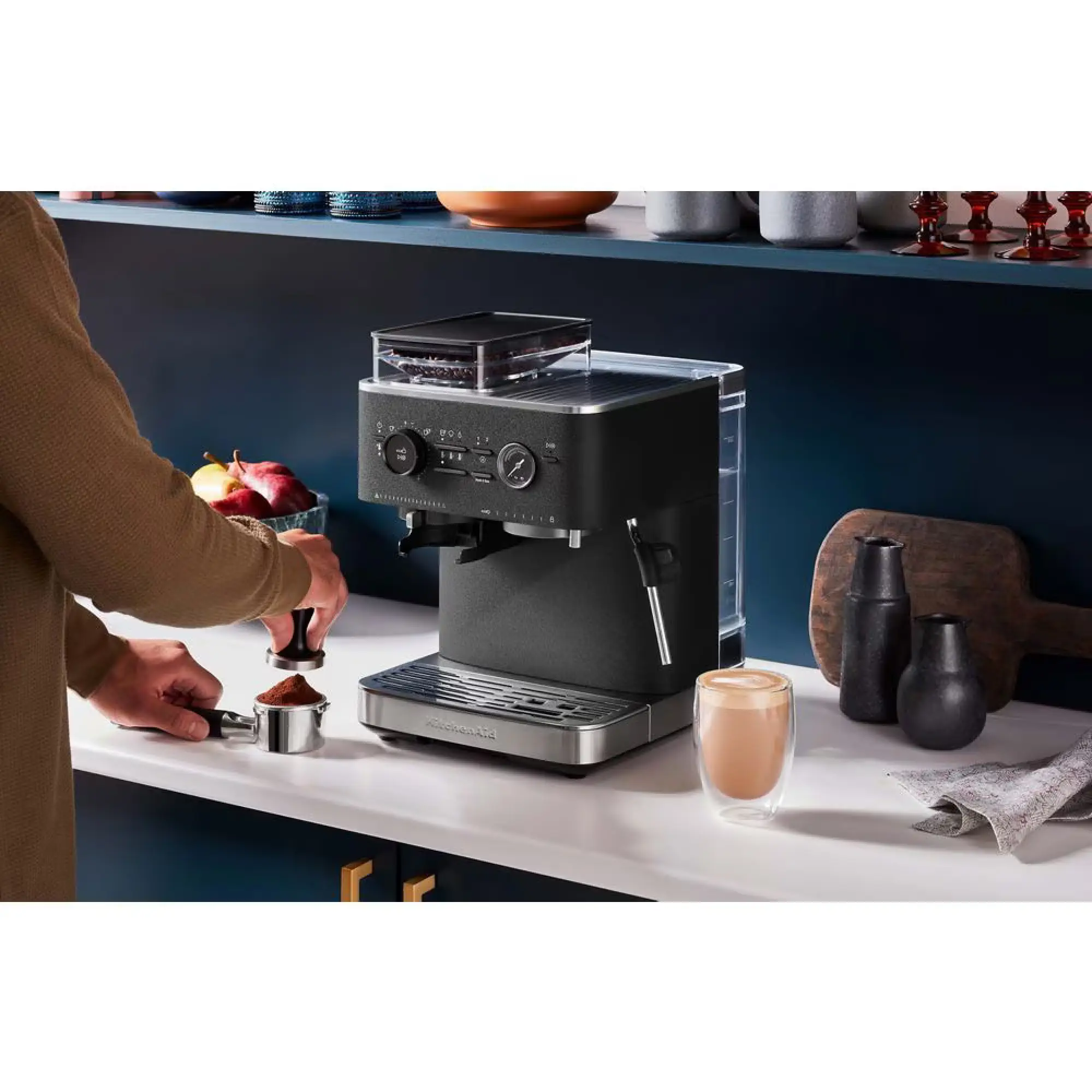 Photo of ماكينة تحضير الإسبريسو شبه الأوتوماتيكية من كيتشن إيد مع مطحنة مدمجة - لون أسود حديدي  | 5KES6551BBK