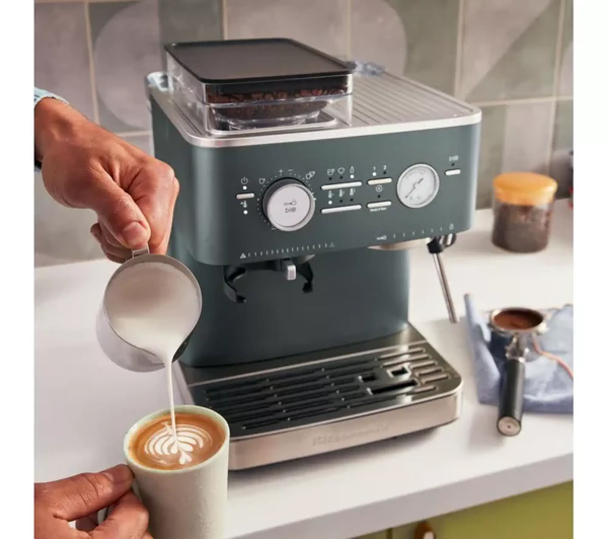 Photo of صانعة القهوة شبه الأوتوماتيكية كيتشن إيد لون أخضر غامق (جونيبر) 5KES6551BJP