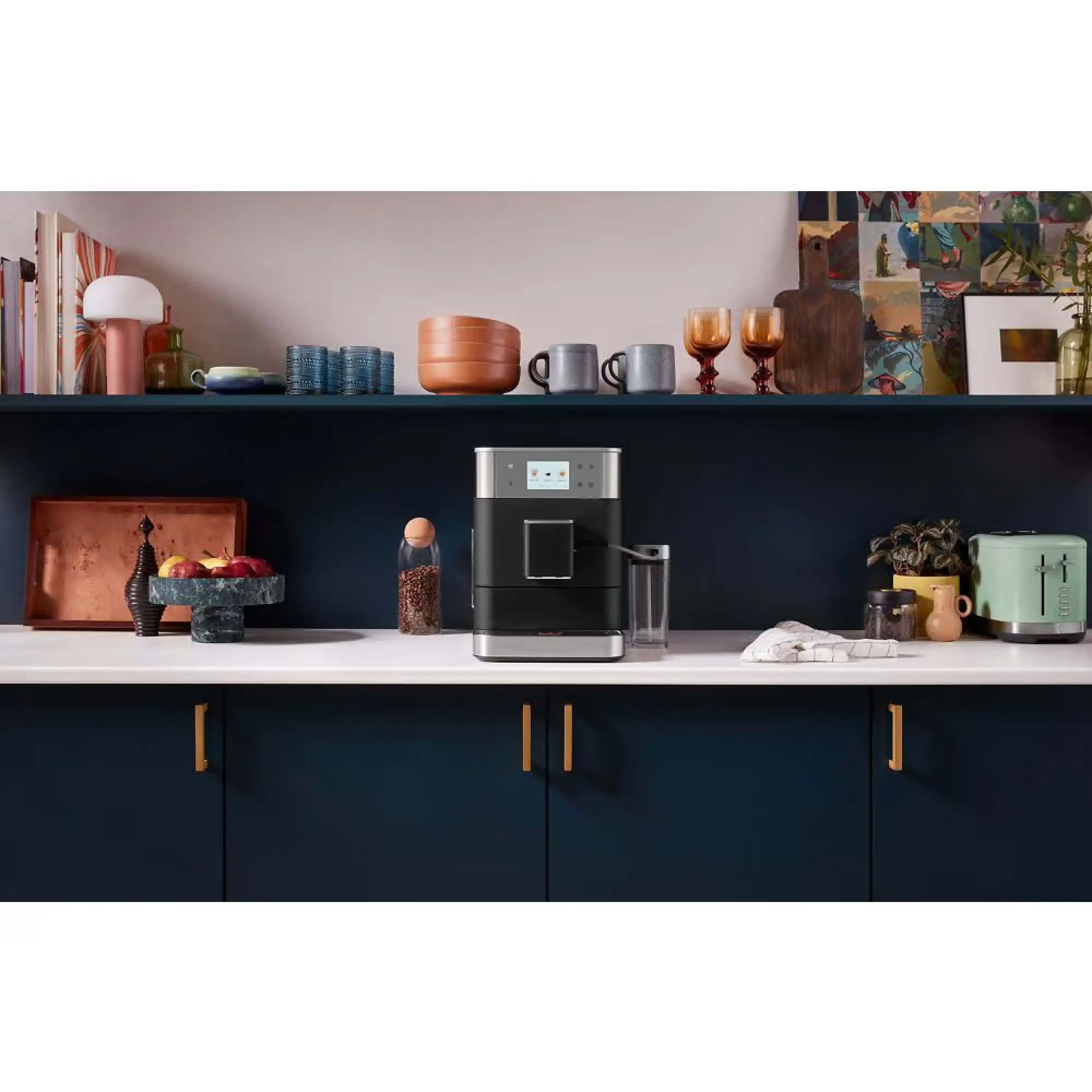 Photo of ماكينة تحضير قهوة إسبريسو أوتوماتيكية بالكامل من كيتشن إيد موديل 5KES8557BBK | اللون: أسود حديد الزهر (Cast Iron Black)