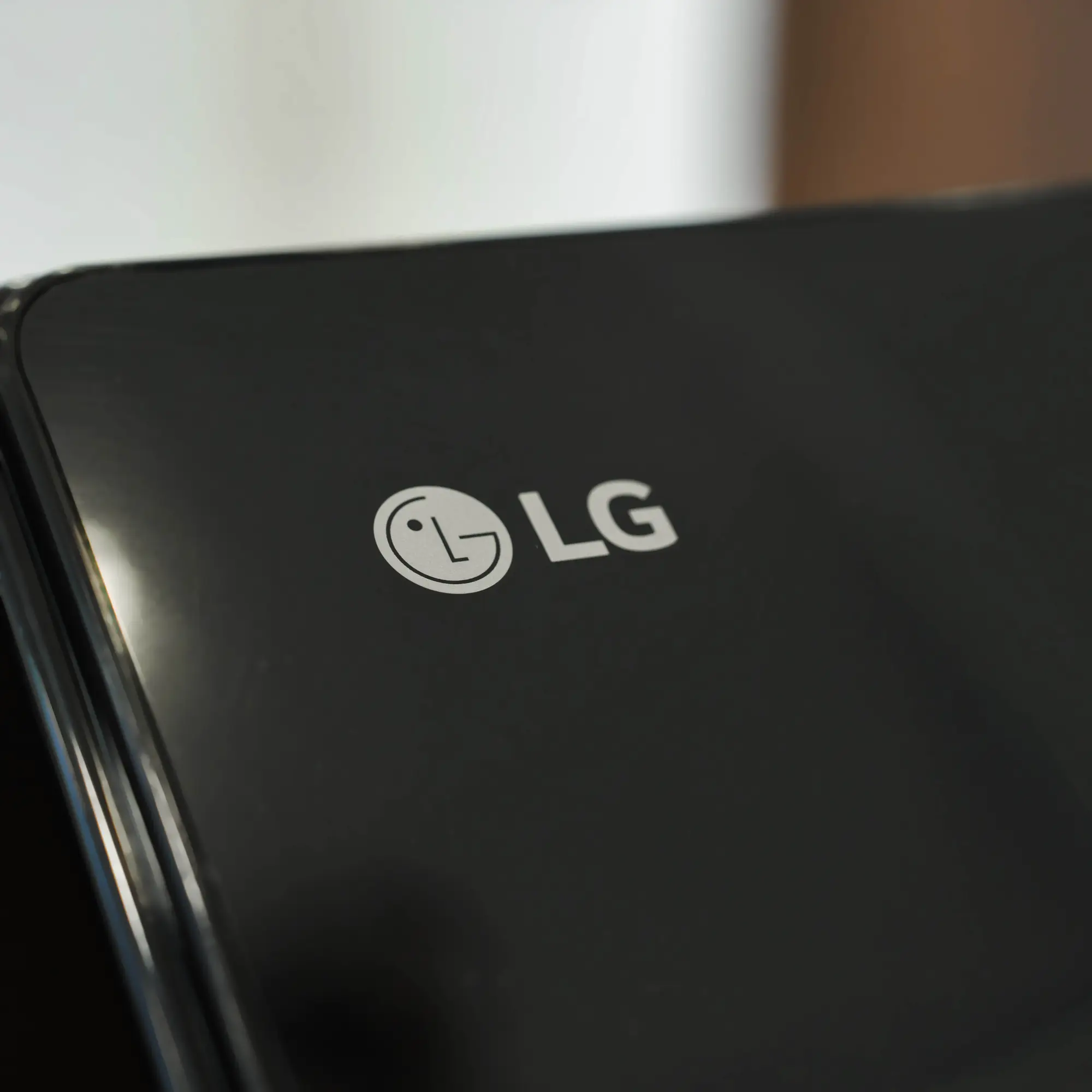 Photo of غسالة ملابس إل جي فتحة علوية، سعة 17 كجم مع تقنيات AI DD و TurboWash  والتشخيص الذكي - لون أسود فاحم لامع.