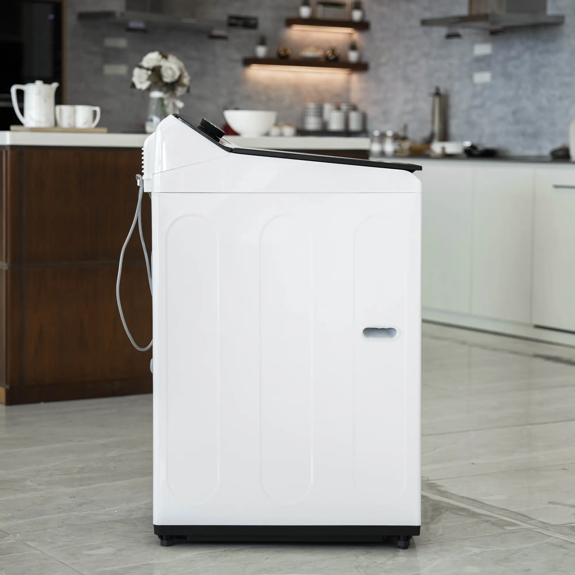 Photo of غسالة ملابس إل جي فتحة علوية، سعة 21 كجم مع تقنيات AI DD و TurboWash  والتشخيص الذكي - لون ابیض.