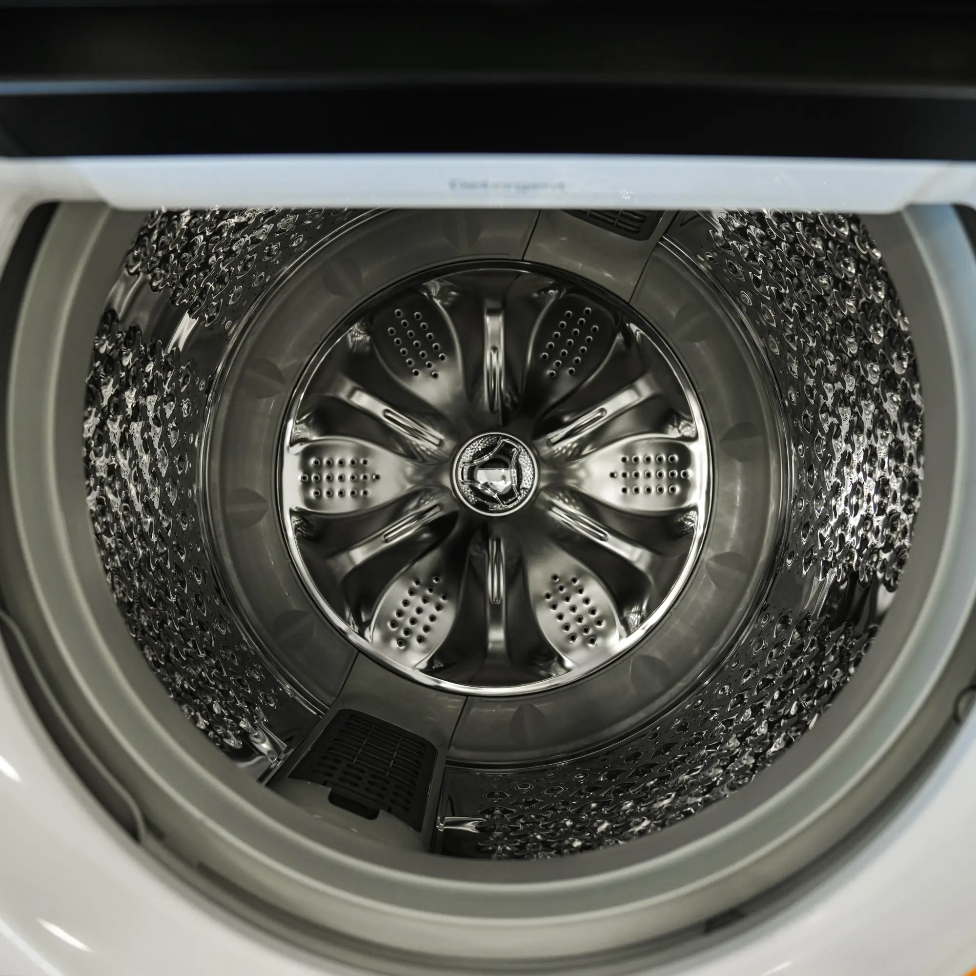 Photo of غسالة ملابس إل جي فتحة علوية، سعة 21 كجم مع تقنيات AI DD و TurboWash  والتشخيص الذكي - لون ابیض.