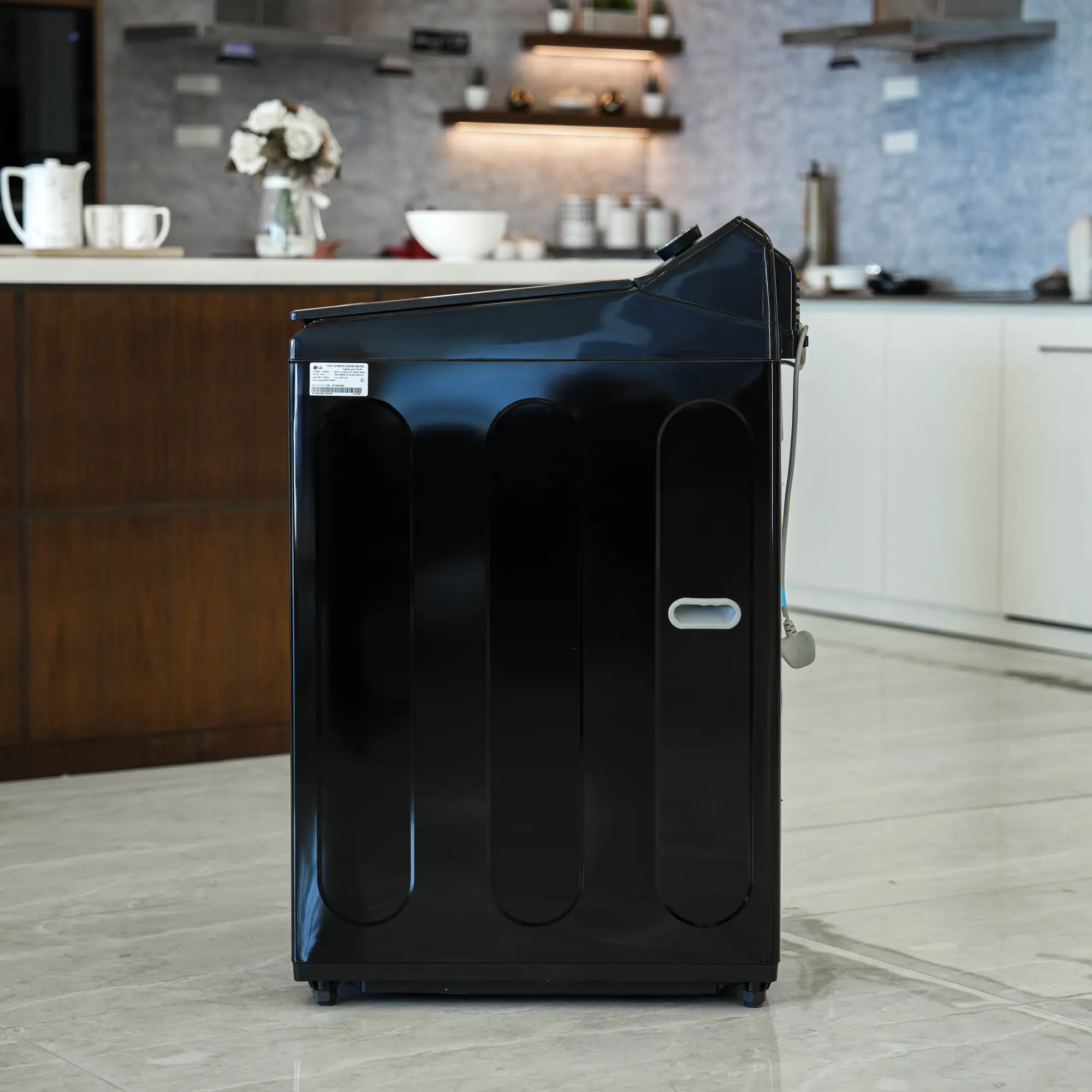 Photo of غسالة ملابس إل جي فتحة علوية، سعة 17 كجم مع تقنيات AI DD و TurboWash  والتشخيص الذكي - لون أسود فاحم لامع.