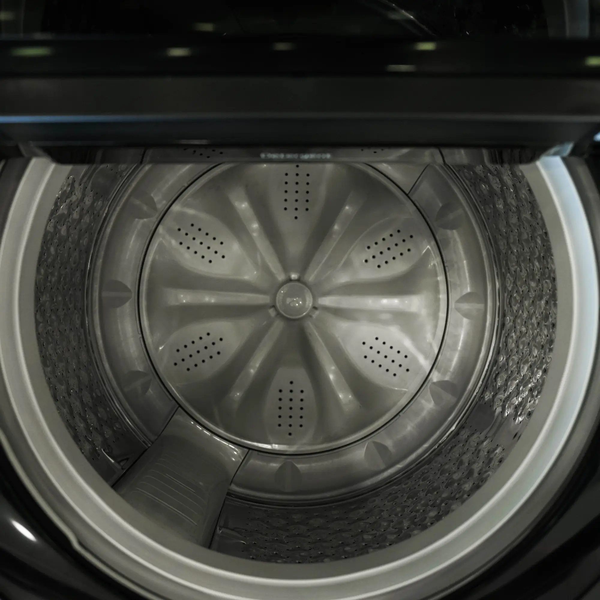 Photo of غسالة ملابس إل جي فتحة علوية، سعة 17 كجم مع تقنيات AI DD و TurboWash  والتشخيص الذكي - لون أسود فاحم لامع.