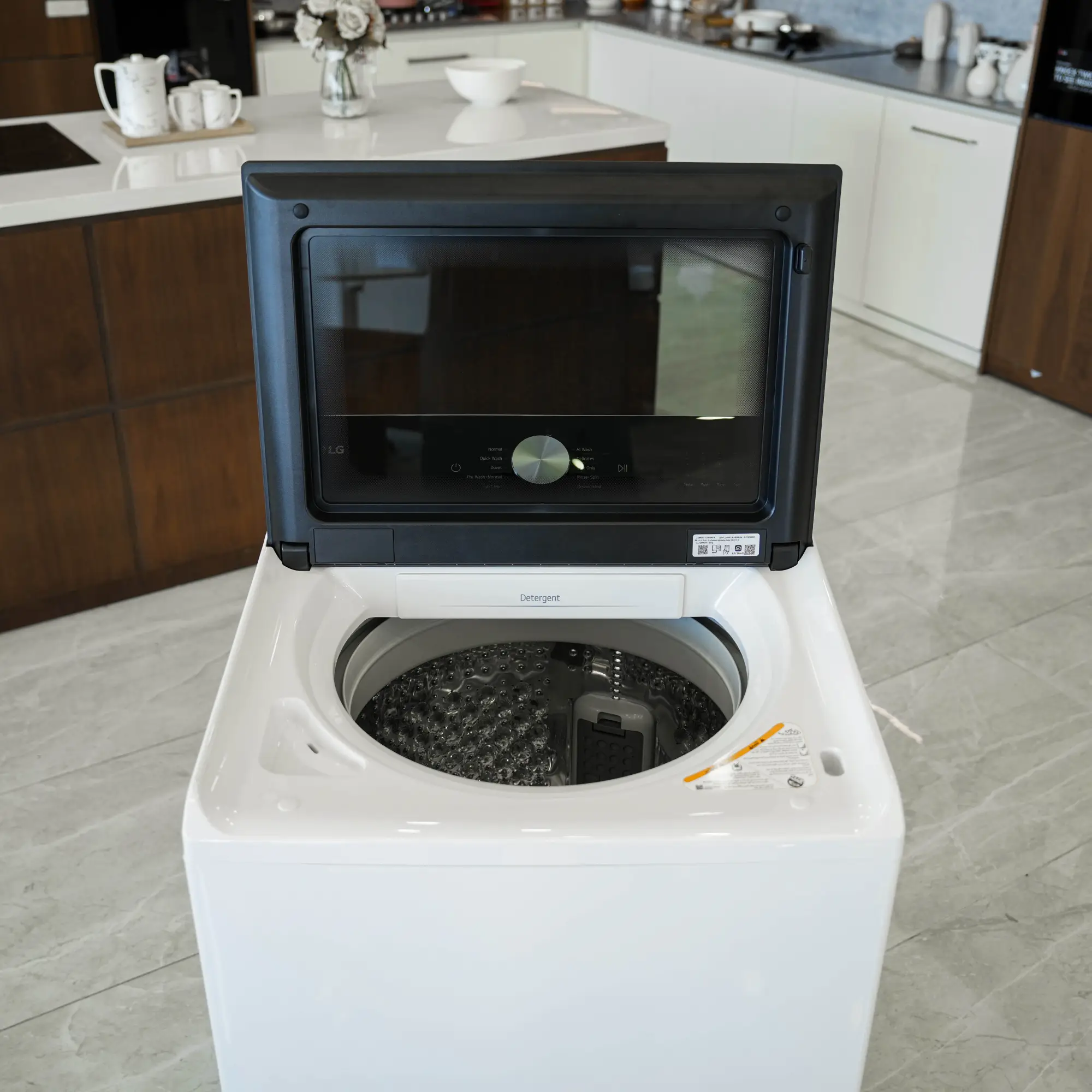 Photo of غسالة ملابس إل جي فتحة علوية، سعة 21 كجم مع تقنيات AI DD و TurboWash  والتشخيص الذكي - لون ابیض.