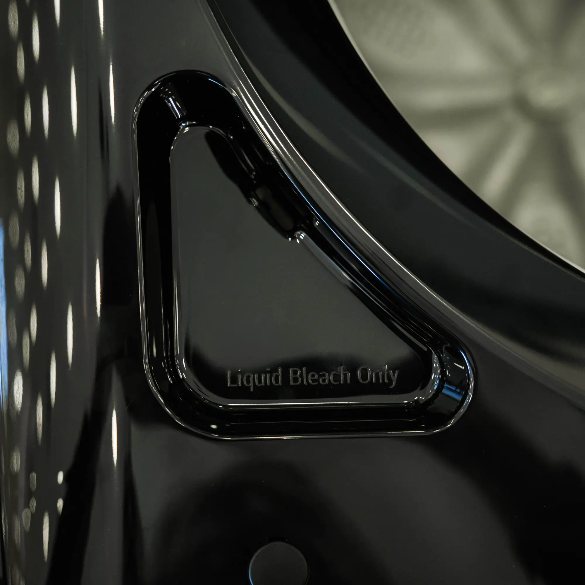 Photo of غسالة ملابس إل جي فتحة علوية، سعة 17 كجم مع تقنيات AI DD و TurboWash  والتشخيص الذكي - لون أسود فاحم لامع.